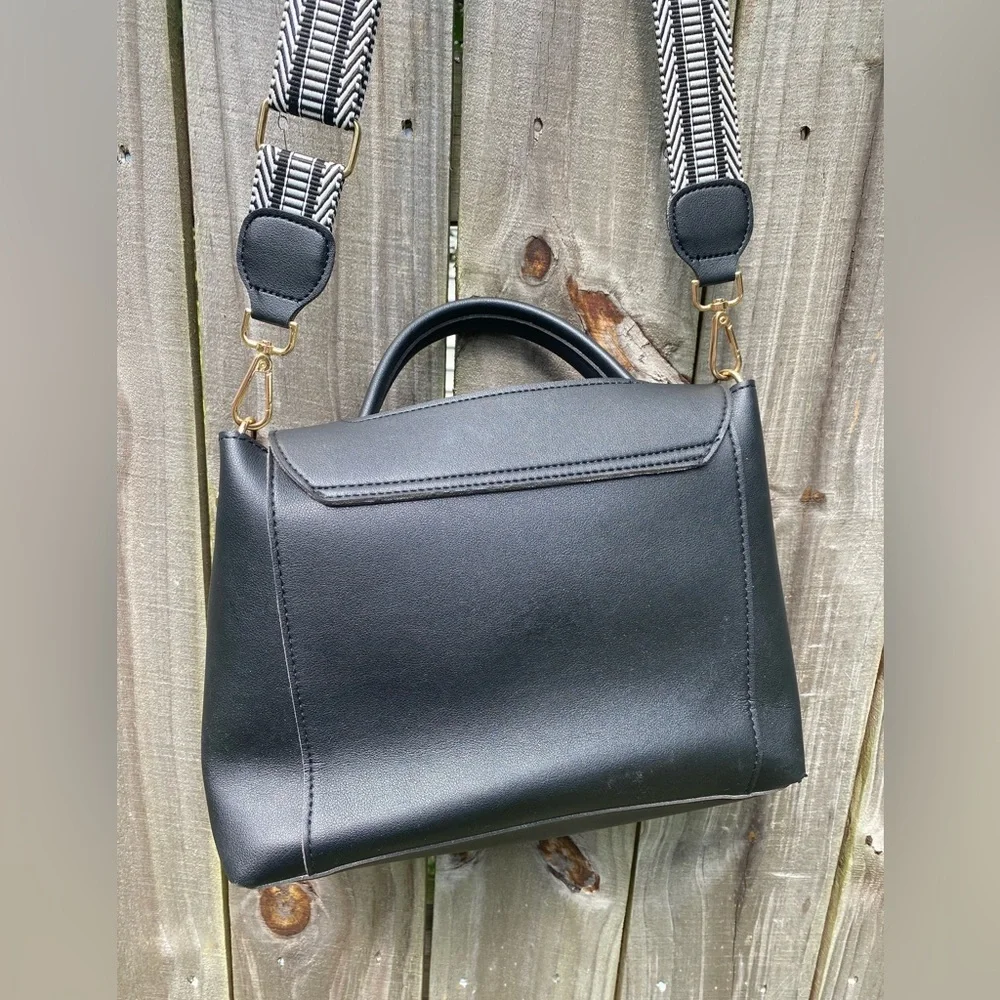 Elegant Black Handbag - Picture 3 of 5